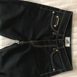 Eytys byxor - Säljer mina SKIT SNYGGA eytys byxor!!😍😍 De ser ut som nya och jag har använt de 2 gånger bara💘 Storlek 28/30😍😍 skriv för fler bilder