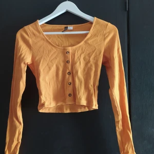 Topp från H&M - Säljer denna nästan helt oanvända toppen från H&M då den bara inte har används.