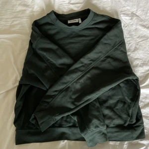 Grön tjocktröja från weekday - Storlek S. Jättebra skick, endast använd några gånger. 