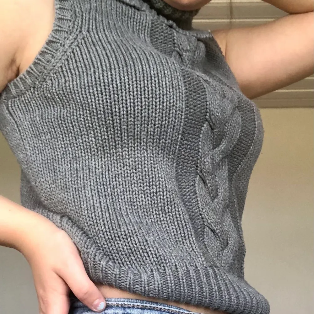 En skitskön tjock och mysig väst från PART TWO. Använd en gång. Först till kvar!!!💕. Neuleet.