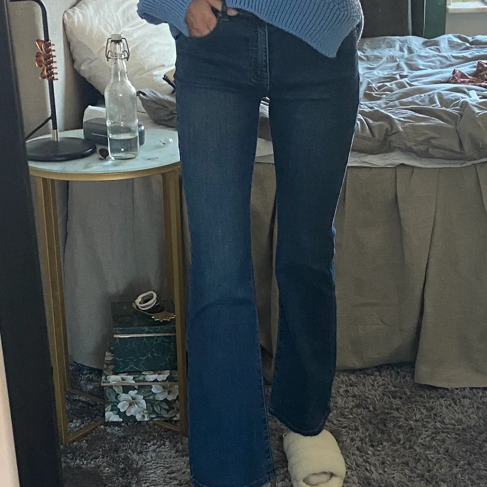 Ett par bootcut jeans i strl 28 (Passar 25-28) från Milk Atelier. De är i nyskick och endast använda en gång, vill egentligen inte sälja men då de är lite för korta för mig(175cm) så tänker jag att någon annan kan ha bättre användning av de.. Jeans & Byxor.