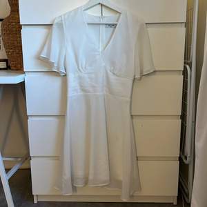 Säljer denna vita fina klänning som är perfekt som skolavslutningskläning från NAKD, använd en gång och är i storlek 34💗💗💗💗 köparen står för frakten men priset kan diskuteras vid intresse