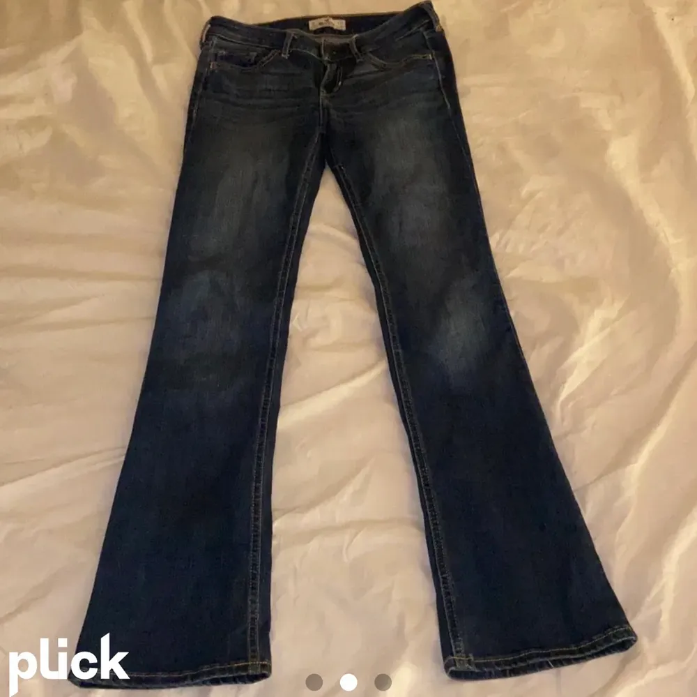 Säljer dessa low Waits bootcut jeans ( lånad bild) som är köpta här på Plick men de passade inte mig så bra❤️. Jeans & Byxor.