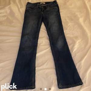 Säljer dessa low Waits bootcut jeans ( lånad bild) som är köpta här på Plick men de passade inte mig så bra❤️