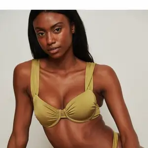 Satin bikini som är blank med breda band och drapering i strl 70B. En perfekt sommar bikini topp som aldrig är använd. Säljer för köpte för liten storlek. Nypris 249kr säljer för 129kr. Fåtal kvar på hemsidan. 💚
