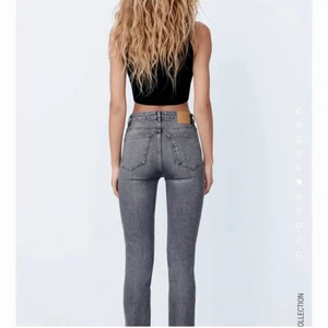 Zara mid rise jeans  - Säljer mina mid rise jeans från zara. Köpt här på plick men var tyvärr lite för små. Jeansen har slits längst ner. De ser helt nya ut. Pris går att diskutera! 
