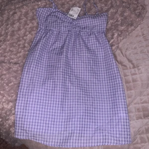 Klänning från hm - En jättefin klänning från hm som aldrig är använd har till och med prislappen kvar. Jag fick den i present och den var för liten. Den är helt slutsåld.