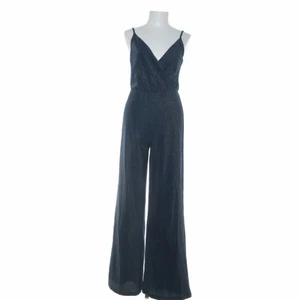 Linn Ahlborg x Na-Kd - En blå lite skimrig jumpsuit från Linn Ahlborgs kollektion med Na-Kd. Passar till vardag men även till lite festligare tillfällen. Enbart använd en gång.