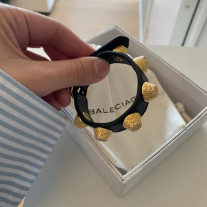Balenciaga armband - Säljer mitt Balenciaga armband som köptes på NK 2019. Fint skick med några få tecken på användning. Har för mig att nypris var runt 2500kr. Minsta storleken.