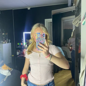 Snygg rosa tröja - En rosa tröja som är i superbra skick. Säljer då den inte är till användning.