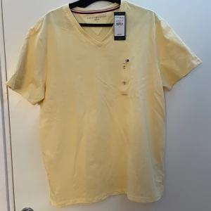 Tommy hilfiger t shirt - Oanvänd 