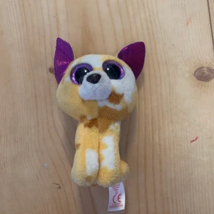 En litten filur  - Litten nalle som ser ut som en hund 