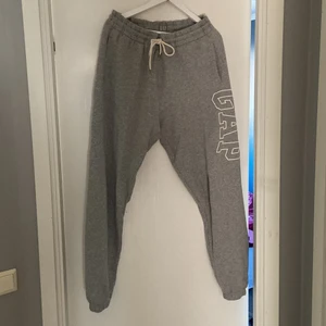 TALL Grå GAP sorlek L - TALL Grå mjukisbyxor som är helt oanvända. Benen är ca 80 cm på insidan. Insidan är fleece. Pris på frakt kan diskuteras