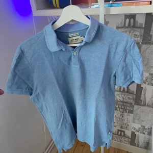 East West piké stl S - En Pikétröja i storlek S i bra skick! Av märket East West. Fin att ha när man vill känna sig lite extra fin i vardagen.