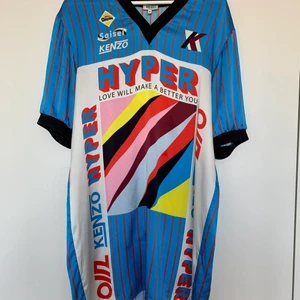 KENZO klänning i siden  - 100% siden, sparsamt använd. Vackert skönt tyg perfekt för sommaren som en oversize T-shirt/klänning. Har en liten repa som ni ser på sista bilden, men i övrigt superfint skick. Kan mötas i Stockholm men kan även skickas om ni står för frakten. 