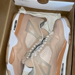 Jordan 4 retro shimmer  - Säljer mina fina Jordan 4 som jag köpte här på plick! De var som nya när jag fick hem dem och jag har endast användt dem ett fåtal gånger. Det är storlek 38 och i färgen shimmer, nypris är runt 3000-4000 kr.💖💖 finns kvitto!