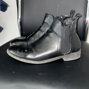 skor - använda lite slitage på dom men bekväma från dinsko 