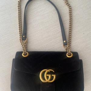 Gucci väska  - Helt nytt väska me tyvärr är den lite fläckar me de går ta bort vill ha helst den för 10:000 har kvitto låda tyvärr så är dushbag bort me kan fixa har många av mina andra väskor 