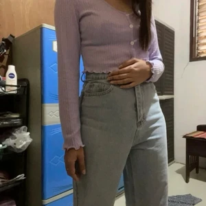 Croppad Tröja - Jättefin lila croppadtröja inför sommaren, passar jättebra med en svart kjol. Kan även användas som en cardigan och vad mer. Har använt denna ungefär 2-5 gånger, men tillslut kom den inte till någon användning. Köptes för 60kr. 