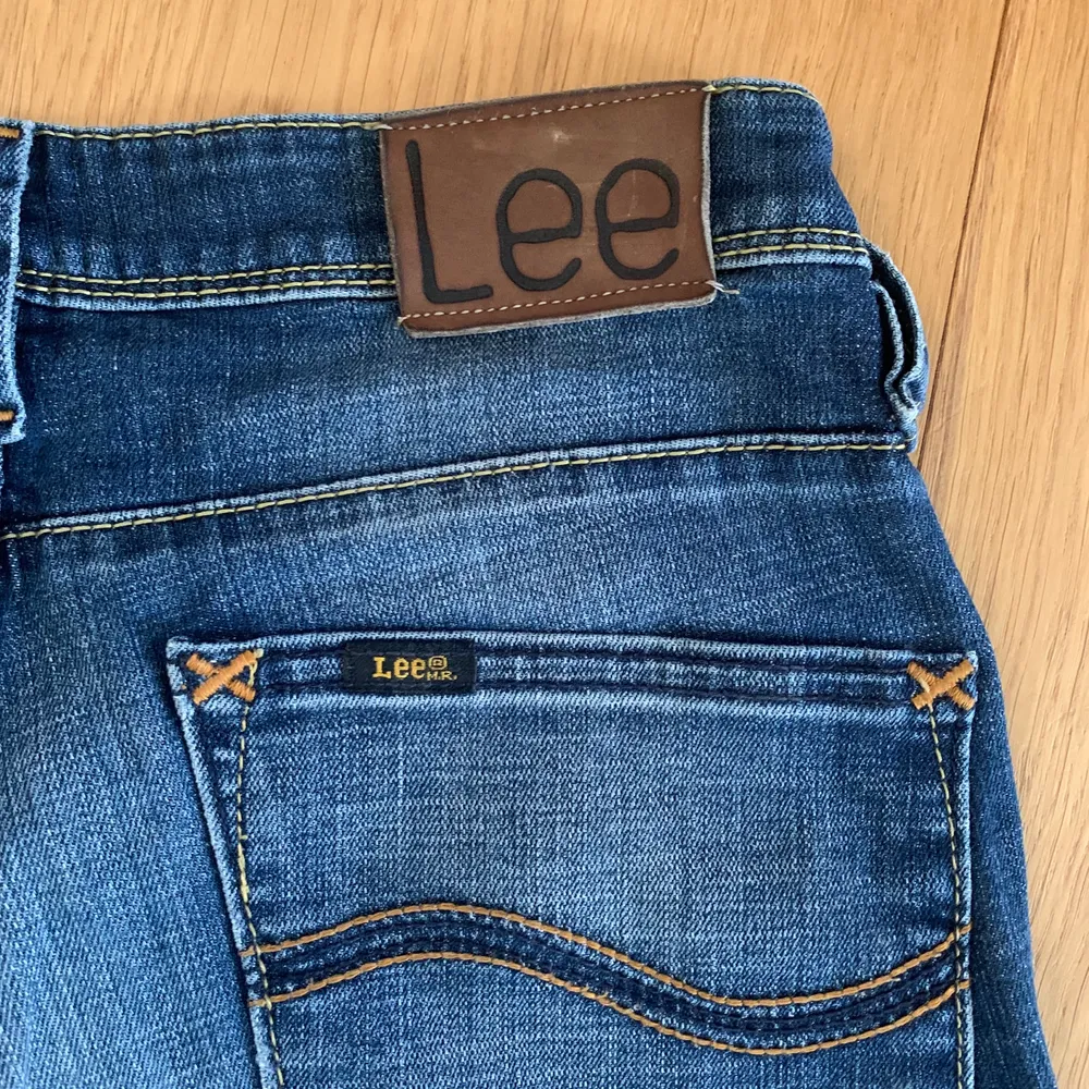 Snygga lågmidjade jeans i strl 28-33 från Lee. Fint skick! Rätt tajta i modellen🌸 köparen står för frakten, priset inkluderar inte fraktpriset! Tveka inte med att höra av dig vid intresse💕. Jeans & Byxor.
