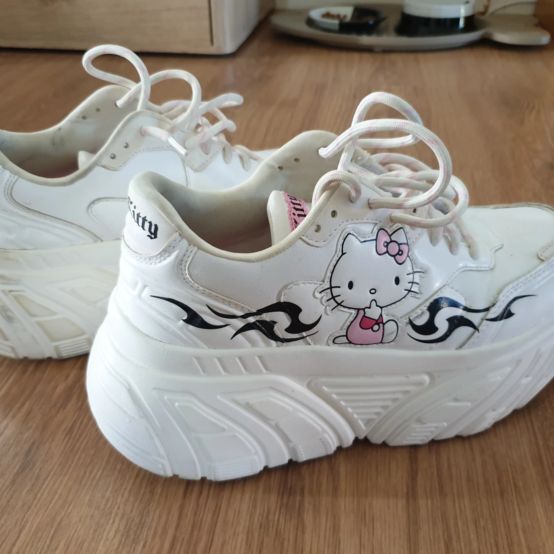 Hello Kitty bershka platåsneakers - 90
