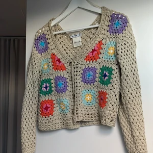 Virkad kofta - Super trevlig virkad kofta från stradivarius! Använd ca 2-3 gånger så väldigt bra skick!