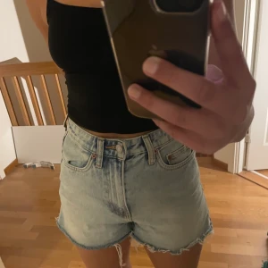 Jeansshorts  - Jeansshorts från weekday i modellen ROWE💙 de är i storlek 34 och i fint skick. Originalpris 400