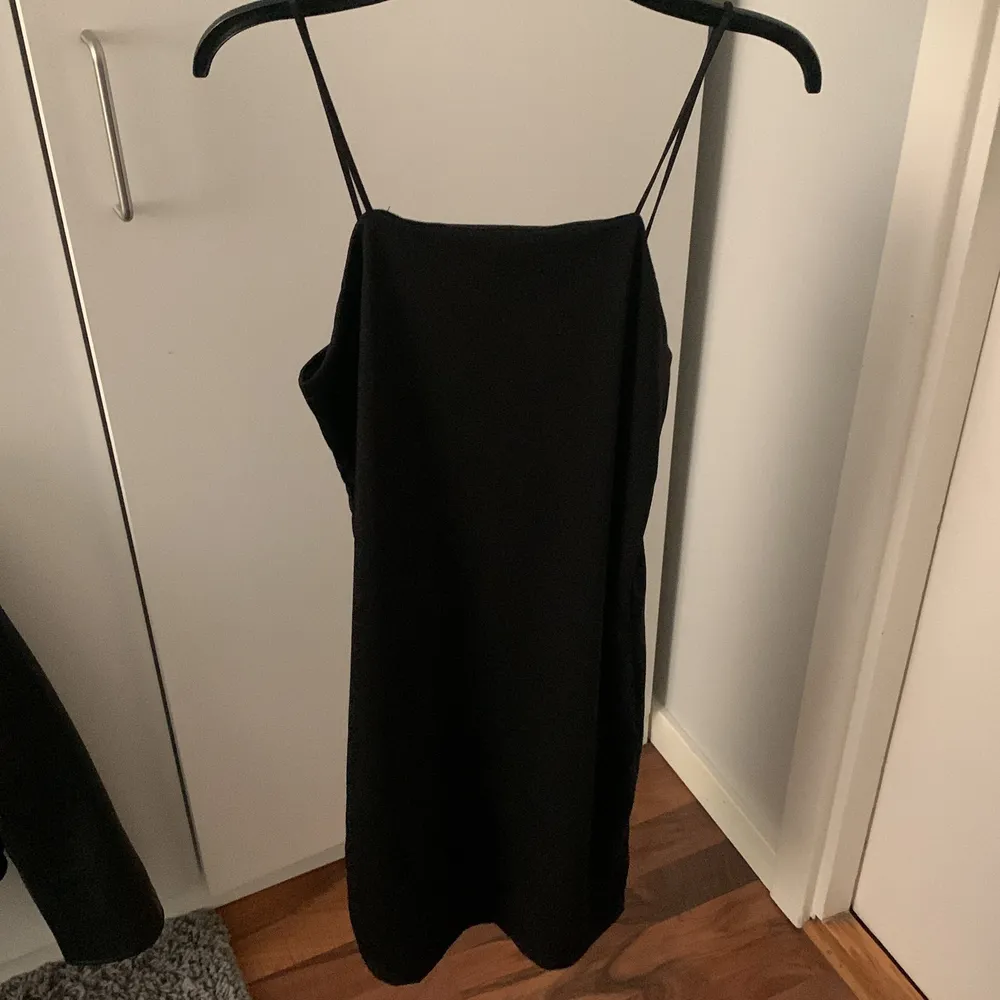 Figurnära svart klänning från vinbok, spagetti axelband sitter väldigt bekvämt. Klänningar.