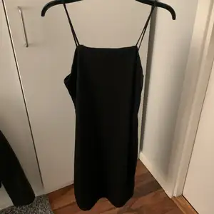 Figurnära svart klänning från vinbok, spagetti axelband sitter väldigt bekvämt