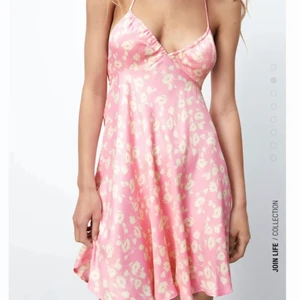 Zara klänning - Säljer denna klänning från Zara då den tyvärr är för liten på mig. Har använt den två gånger om jag minns rätt. Jag postar helst men kan även mötas upp. Jag kan skicka fler bilder om så önskas.🌷🌸🌷🌸🌷🌸🌷🌸🌷🌸