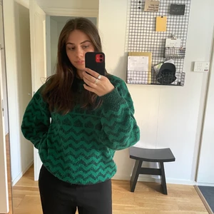 Grön kofta - Säljer denna jätte coola stickade tröjan köpt second hand 💚😊 Den är i storleken M, köparen står för frakten📦