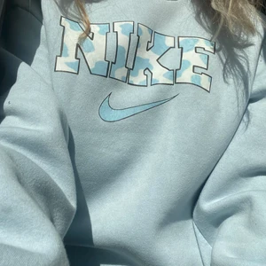 ”Nike” sweatshirt! - Köpt här på plick av en tjej som printade egna tryck på tränar från H&M! Absolut superfin men kommer inte till användning längre! Storlek xs men är oversized!💝