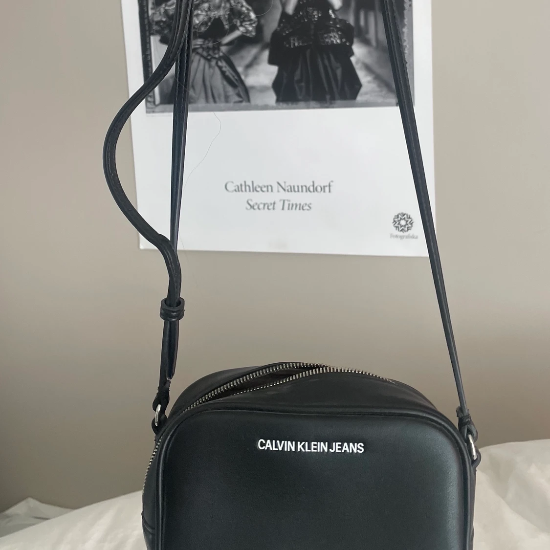 Söt liten svart Calvin Klein väska - 90