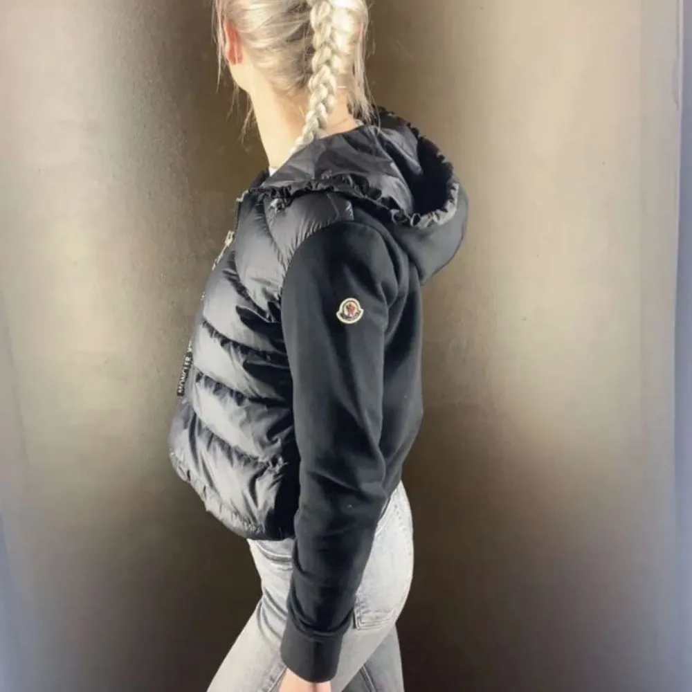 Säljer min moncler jacka pga av att den inte kommer till användning. Den är i mycket fint skick. Kan även tänka mig att byta emot cardigan. Hör av er för fler bilder eller frågor. 3500 kr.❤️ . Jackor.