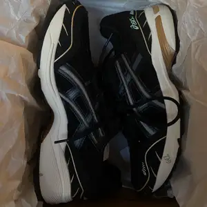 Asics träningsskor skor model GEL-1090, testade de en gång utomhus men insåg direkt att de var förstora för mig som brukar använda storlek 40. Skorna är alltså i princip i nyskick!💕 Nypris ca 1600