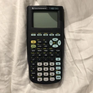 Texas Instruments TI-82 STATS - Säljer min miniräknare från gymnasiet, hoppas den kan komma till användning. Nypris på Clas Ohlsson; 800kr. 