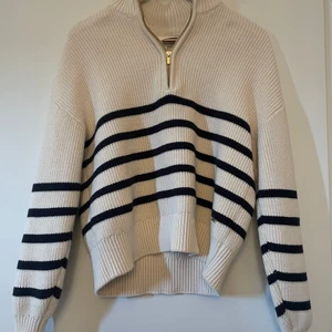 Randig tjocktröja - En jättefin och somrig tjocktröja. Den är från Lindex och är stickad randig med halvt zip. Den är i storlek XS men passar även S och M. Knappt använd. Köparen står för frakt. Skriv för frågor och bättre bilder💕💕