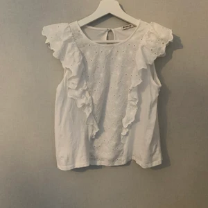 Blus från Stradivarius  - Vit blus från stradivarius i storlek 38. Använd 2 gånger och i ny skick. Hör av er vid frågor. Köparen står för frakten 💓