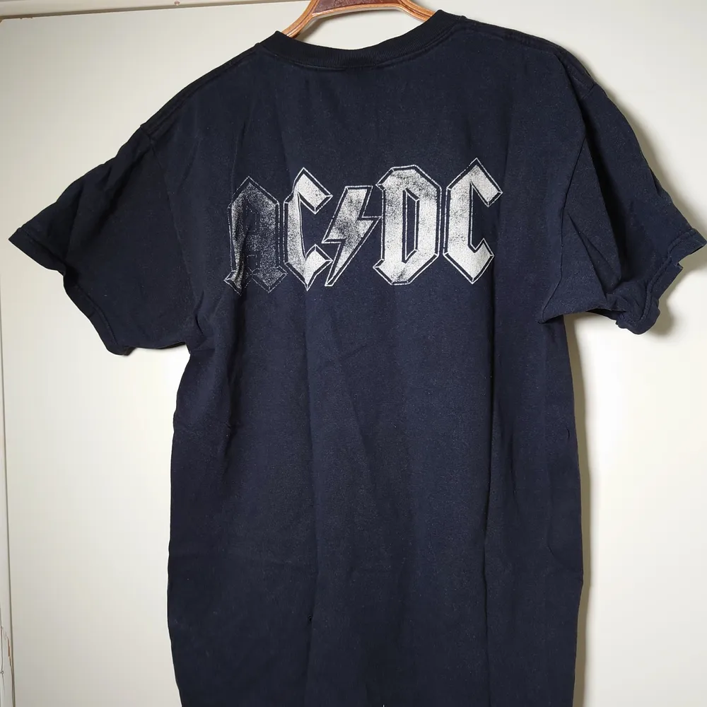 T-shirt med AC/DC-tryck på fram- och baksida. Liten hål nere på ryggen som syns på sista bilden🌱. T-shirts.