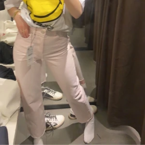 Zara - Superfina jeans från zara, den perfekta ljusrosa färgen 😍 så fint till sommaren, och våren! Stl, 34!! Köparen står för frakten! ❤️