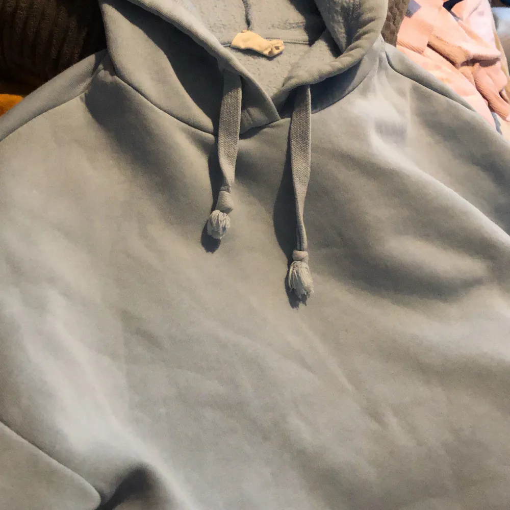 En babyblå hoodie från Ginatricot. . Hoodies.