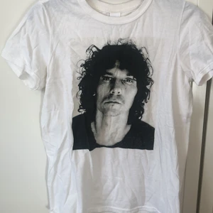 Tshirt med Håkan Hellström - En tshirt med Håkan Hellström på i storlek S. Inga defekter förutom att sen är lite skrynklig 