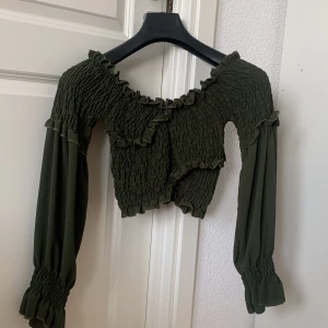 Grön top  - Grön croppad top från Missay använd en gång💚💚