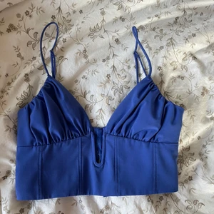 Zara linne - Säljer detta helt oanvända linnet från zara. Plagget har utgått från sortimentet och finns därför inte att köpa längre i butik. Priset är exklusive frakt💙