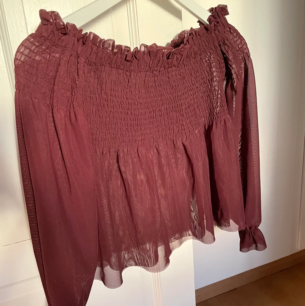 Jag säljer nu en oanvänd vinröd off shoulder topp/tröja i XS från Gina tricot som aldrig kommit till användning. materialet är som ni ser väldigt luftigt och genomskinlig med lite puffärm. Fina detaljer som sagt, om ni vill ha fler bilder om hur den sitter på är det bara att skicka iväg ett meddelande!❤️. Toppar.