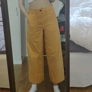 Gula byxor - Ett par gula/orangea byxor från cubus
