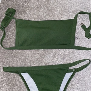 Shein bikini, jättesöt  - Blev liten i bysten med tanke på jag har D kupa men annars jättesnygg färg och stuk på den! Köpte i M i mån om att den skulle passa pga S va alldeles för litet. (Dvs liten i bysten skulle säga en A/B kupa ungefär däremot lite större nedtill. Skulle klassa den som en M) Självklart inte använd.   -Tillkommer även frakt! 🚚 