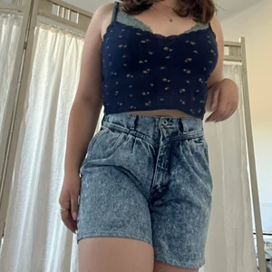 Jeansshorts  - Superfina retro jeansshorts perfekta för sommaren i 80-tals stil🤍