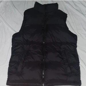 Jack n jones väst - En väst från jack n jones. Som jag påriktigt använt en gång. För stor för mig. Skick 10/10 