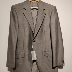 Cerimonia Pal Zileri - Herrkavaj från Italien i längre modell från märket Pal Zileri i kollektionen Cerimonia. Helt ny, lapparna är fortfarande kvar.. Storlek 50. Säljs då den är för stor för min sambo. 